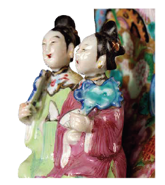 图为清道光广彩开光花蝶人物纹双人耳方口扁瓶细节图，此瓶双耳是东方仕女造型，盖纽是西方圣母造型，这种中西组合的造型十分少见，反映出当时中西文化的交流和融合。（来源：广州十三行博物馆）