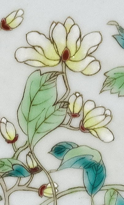 图为清代粉彩花卉纹碟细节图，碟心绘玉兰花卉纹。（来源：广州十三行博物馆）