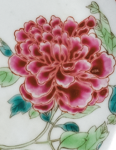 图为清代粉彩花卉纹碟细节图，碟心绘芍药花卉纹。（来源：广州十三行博物馆）