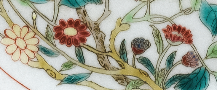 图为清代粉彩花卉纹碟细节图，碟心绘金菊花卉纹。（来源：广州十三行博物馆）