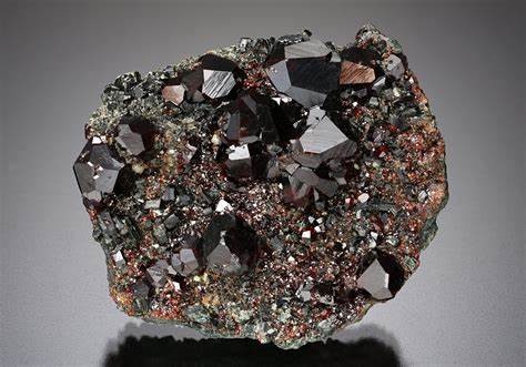 铁铝榴石(almandine)