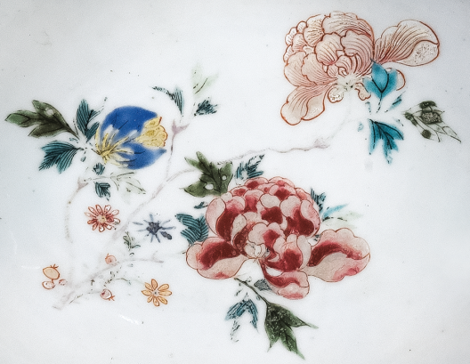 图为清中期粉彩花卉纹剃须盘细节图，盘心主题纹饰为花卉图。（来源：广州十三行博物馆）