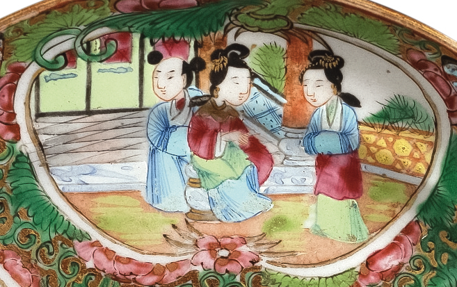 图为清末广彩“USG”花鸟人物纹小碟细节图。（来源：广州十三行博物馆）